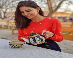 She enjoys lemon tea very much.